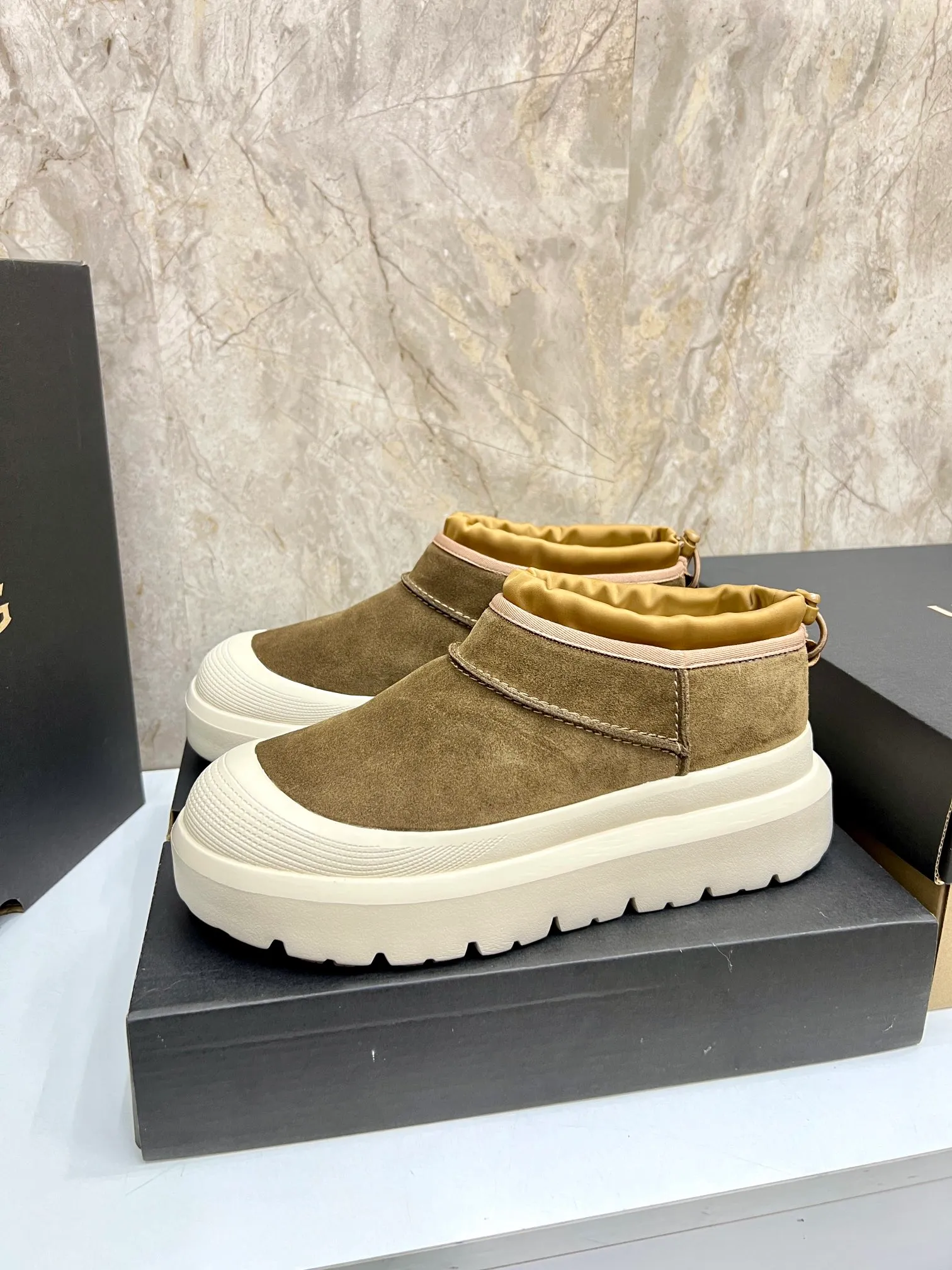 Men's men's shoes💰: 💰540💰Couple model👫 UGG Tasman Weather Hybrid one-second snow boots👢 Wang Yibo's same 👏 classic Tasman shoe is designed with environmentally friendly waterproof and snowproof material, which is both fashionable and functional. At the same time, it is paired with the new UGG Keen furry color-blocked jacket. Bright orange and maroon collide to create a new light outdoor style and open up a new travel experience in early autumn! Using the best materials, the 17mm fur-integrated surface is warmer and more breathable, and the outsole is upgraded to a lightweight and wear-resistant light wing technology outsole! Size: Women’s size 35-40 / Men’s size 38–44 (45 customized) Official website color